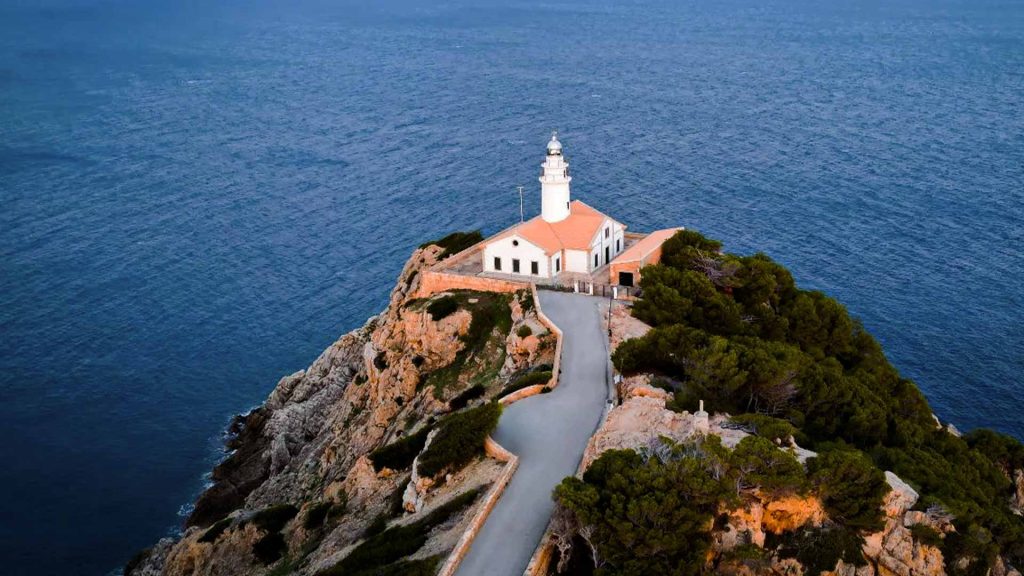 Vista-aérea-del-faro-de-Capdepera,-en-Mallorca
